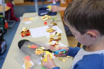 In der Schule wurden fleißig Weihnachtskarten gebastelt