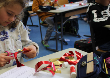 Basteln der Weihnachtskarten in der Grundschule für die Weihnachtspost 2022